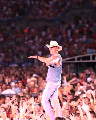 Kenny Chesney St. Louis
